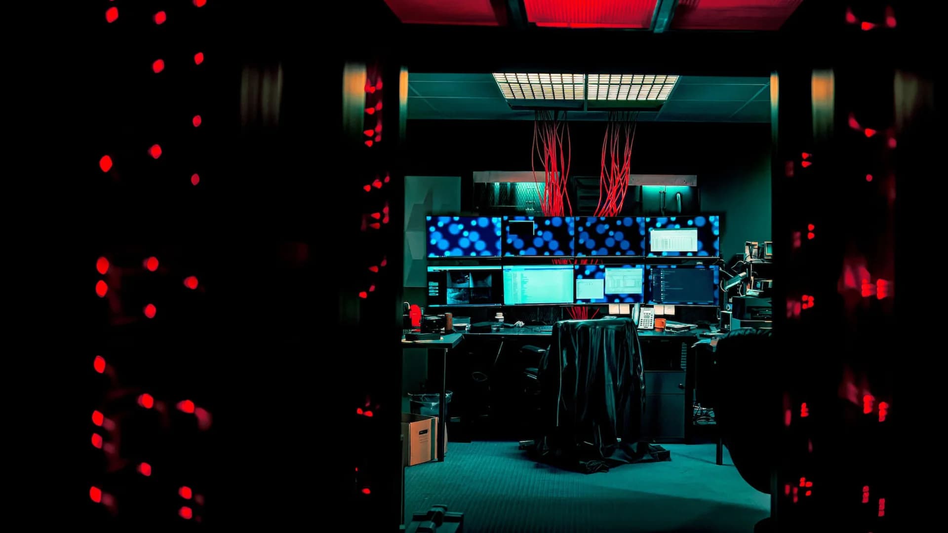 Backdrop phim Cyberbunker: Tội phạm thế giới ngầm