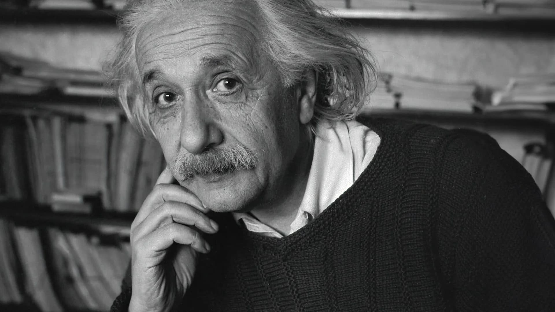 Backdrop phim Einstein và trái bom