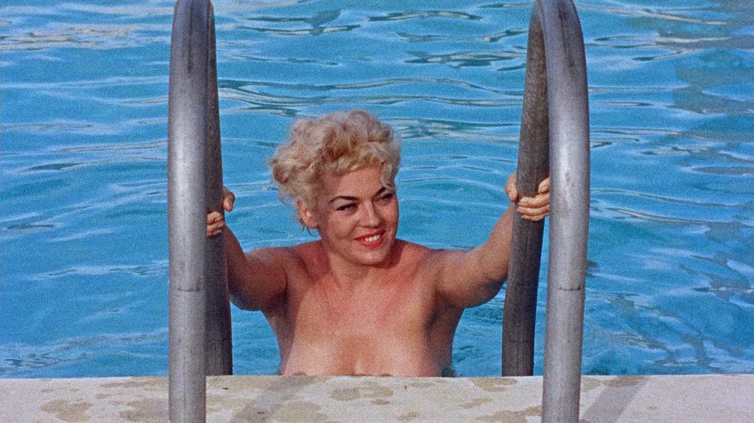 Backdrop phim Gentlemen Prefer Nature Girls