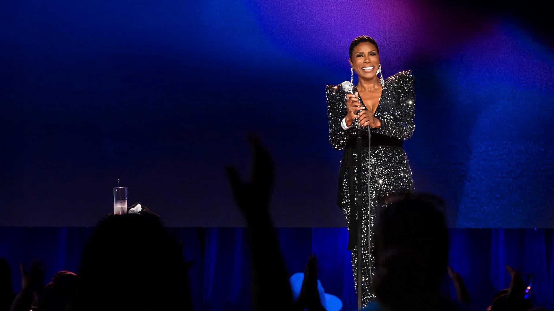 Backdrop phim Sommore: Đèn chùm rực sáng