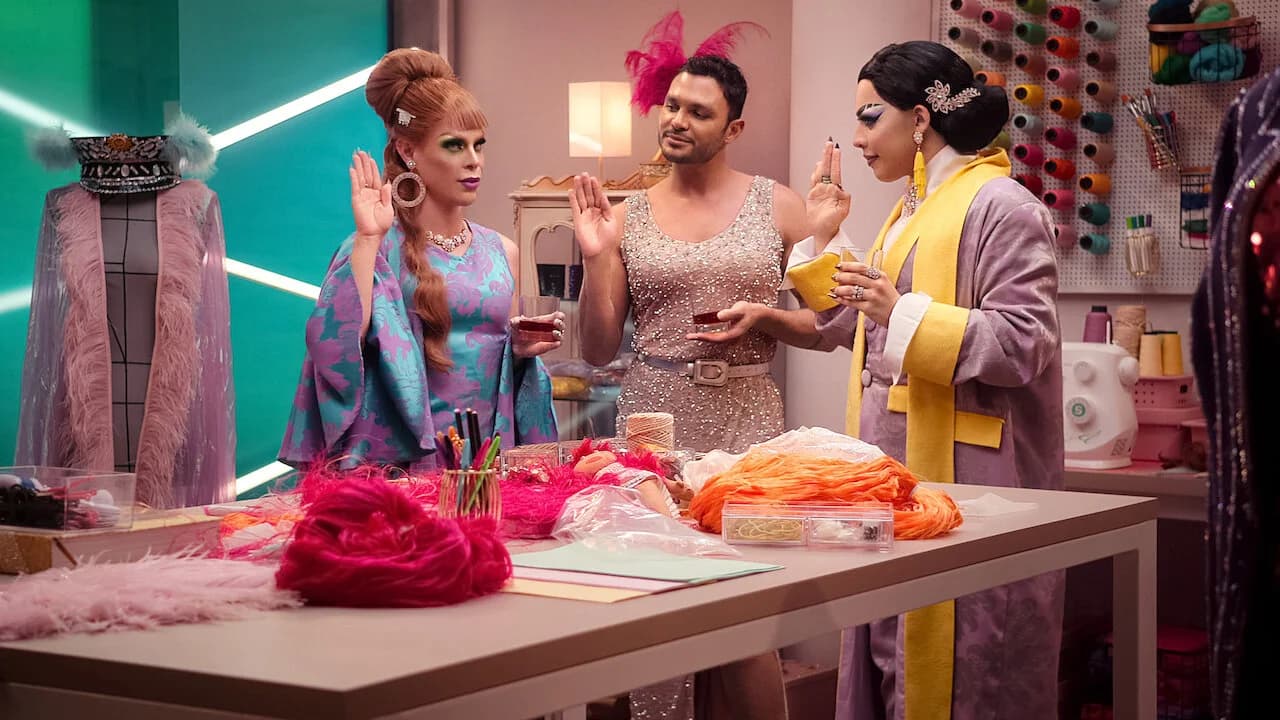 Backdrop phim Nữ hoàng drag ra đời